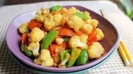  美食|美食精选：三色蚝油花菜，春笋海带炖老鸭，香煎咖喱鸡翅的做法