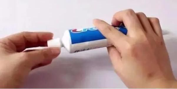 感谢|把牙膏挤一点抹在脚趾上,看完你会感谢我的,不知道的人太多了