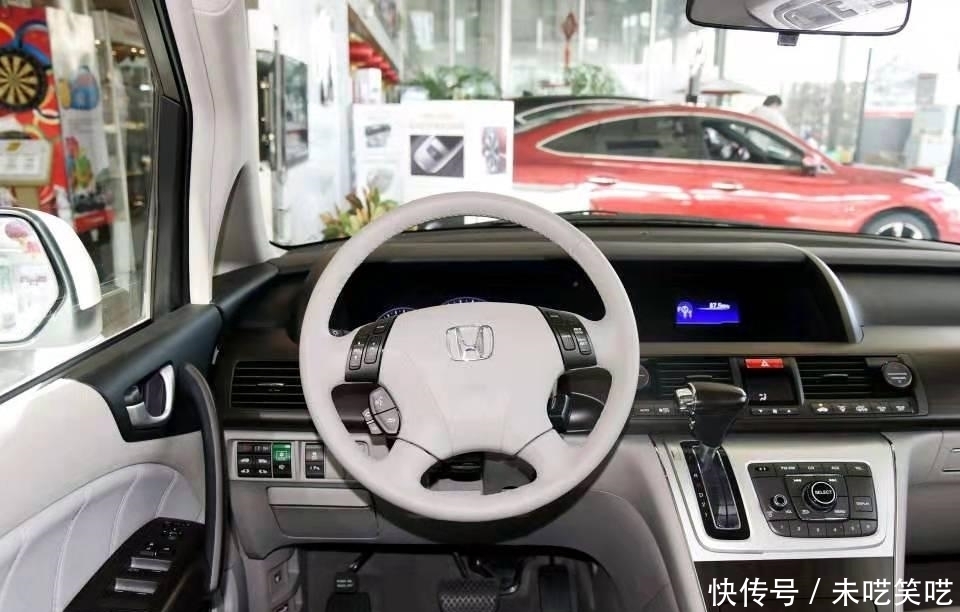 整体|整体的高度够高,保证一个非常舒服的坐姿,本田艾力绅