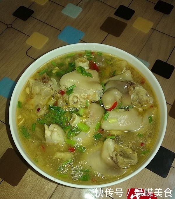 乡下|媳妇过生日,乡下老妈做了一桌子菜,却被嫌弃太寒酸