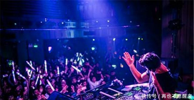 大型酒吧|在酒吧里大喊一次“这轮酒我买单”, 身上大概需要准备多少钱!