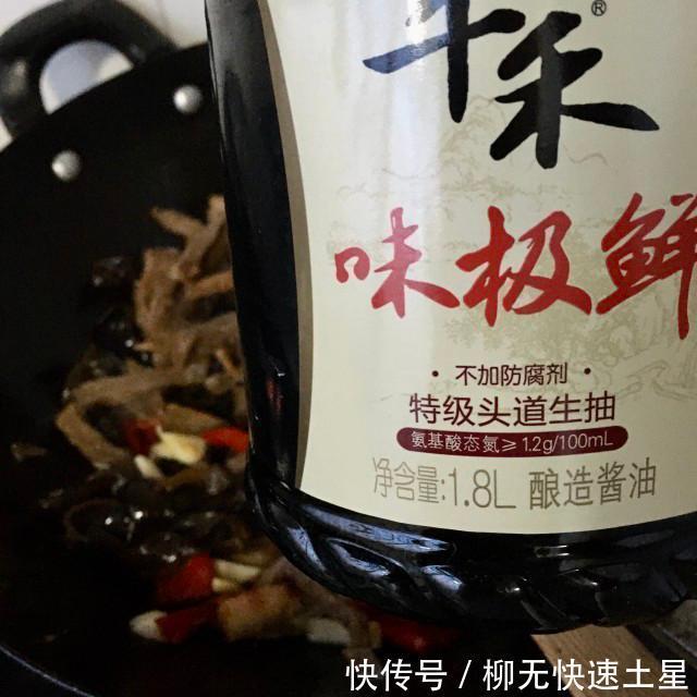  泡椒|泡椒炒咸菜干，微辣爽口。好吃下饭