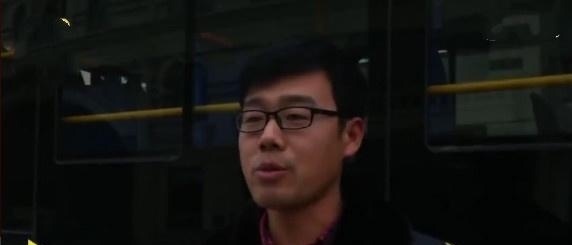 手机|玩手机错过站,女子扇司机耳光:我打你怎么了!司机:不是很痛