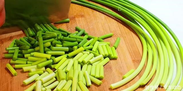 大厨|炒蒜苔，最忌切完直接炒，大厨教你一妙招，蒜苔又脆又绿还更入味
