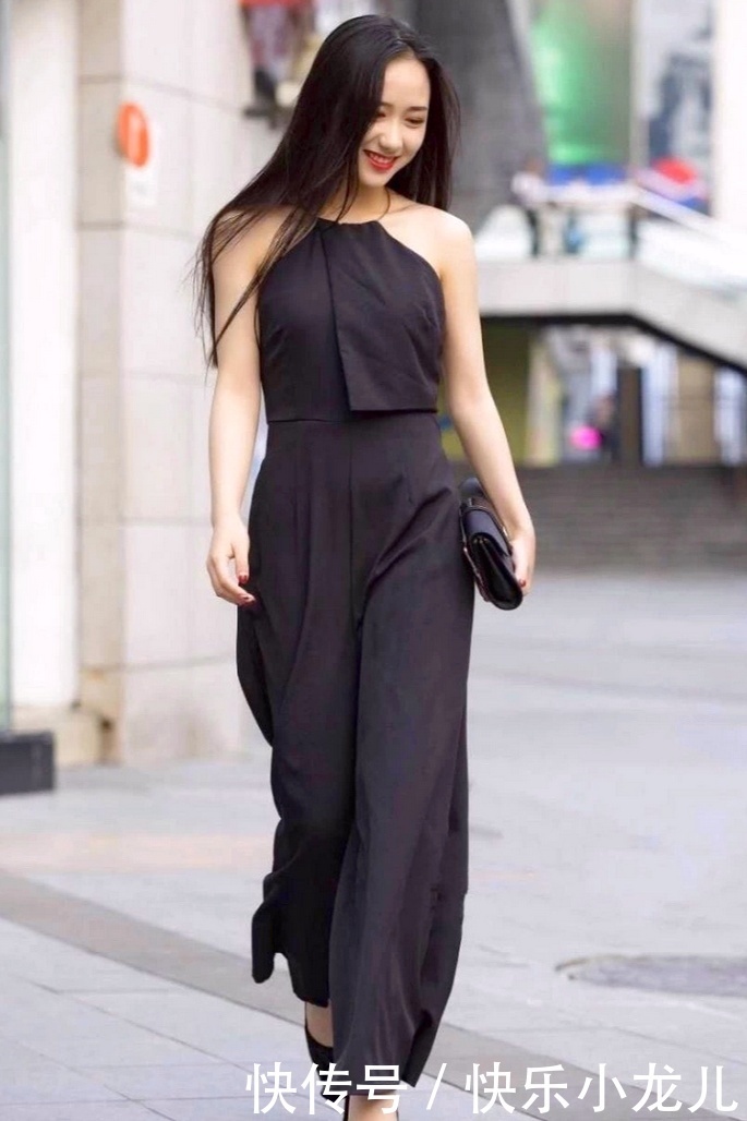 白色|穿搭:美女身穿白色一字肩T恤,穿起来非常的舒适漂亮