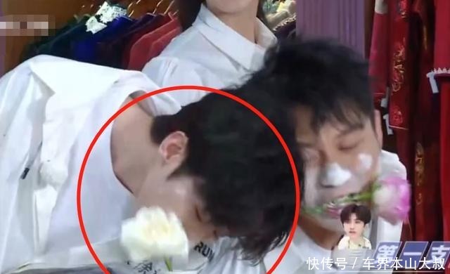 瓶口|郑恺用袜子堵住瓶口,镜头放大蔡徐坤的动作,有没有剧本太显然