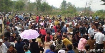 酒店办酒席|为什么在农村很多人办酒席不愿去饭店，而是在自家摆？有啥好处？