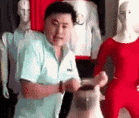  鸡成|搞笑GIF：这只鸡成精了吧！这么高还敢飞，真把自己当鸽子啦