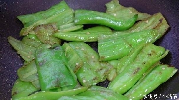 提鲜|虎皮青椒怎么做?料汁是关键,放2个蘑菇,好看又提鲜