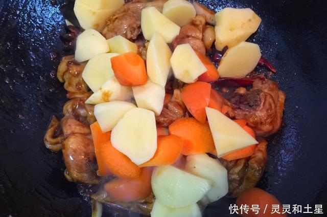 肉类食物|炖鸡时加入它,鸡肉鲜香味美,不仅没有腥味,还有淡淡的麦芽香