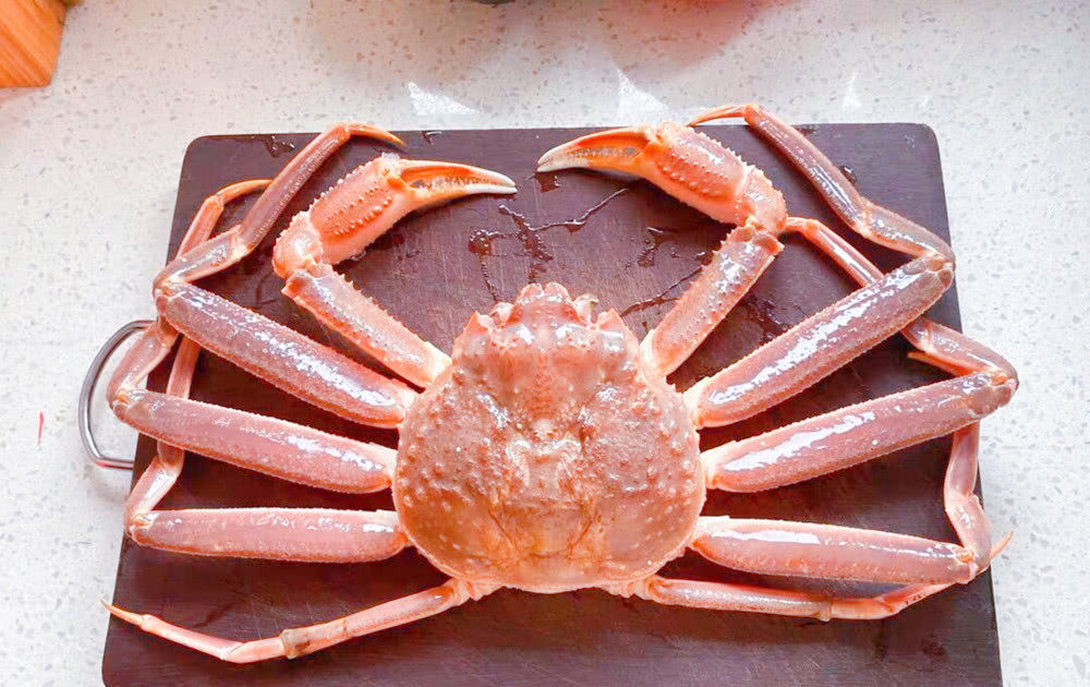 蟹黄|花150元买的一只螃蟹,真肥,还以为赚到,煮后掰开没勇气下嘴