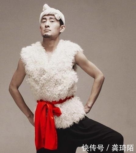 击败|击败凤凰传奇,草根歌手阿宝翻车后退隐歌坛,现在变成软饭男