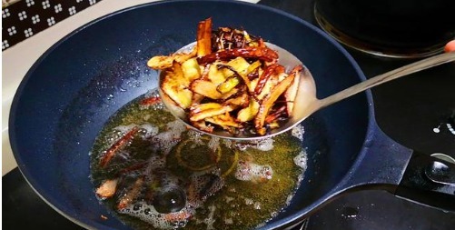  饺子馅|拌饺子馅时，先放盐还是油？大厨教你小秘诀，饺子更好吃，更入味