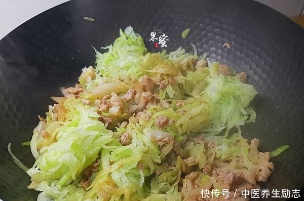 过瘾|这面点,比包子简单,比馒头好吃,一卷一蒸,吃得过瘾