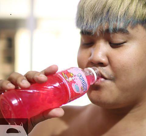  小哥|泰国小哥惊现“神级cos”，饮料变舌头，看到成品：“灵魂”鸭嘴兽？