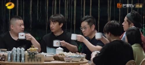  桌上|《向往4》众人都夸饺子好吃，看清桌上的剩菜后，网友继续装