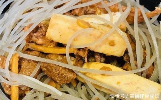 美食|鸭肉芋头粉丝煲，粉糯香甜鸭头有嚼劲，夏日必备美食！