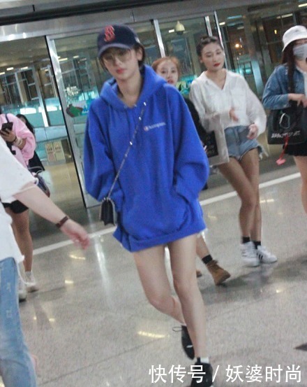 配上|杨紫为证没长胖,穿短裤现身机场,网友:终于信了她只有80斤