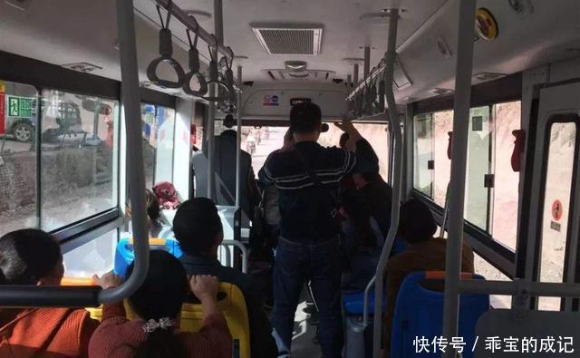 报警|公交车上男孩高喊肚子痛,母亲查看后报警,乘客:“孩子真机灵”