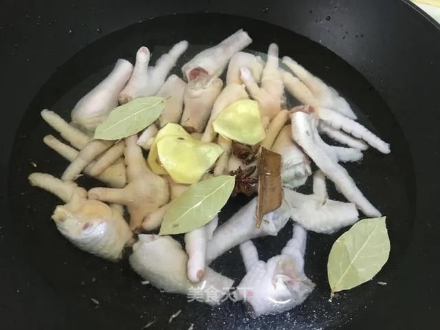  切成|这样做鸡爪真的太好吃了，越吃越上头！你们一定要试试看！