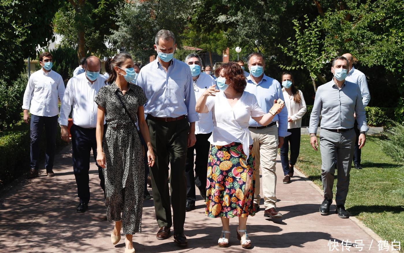  连体|西班牙王后穿连体裤亮相，端庄气质又时髦，唯独花纹太像老年装