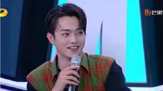 迪丽热巴跟|《快本》许凯要求坐在吴昕跟迪丽热巴中间,吴昕的回应暴露了情商