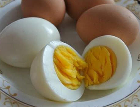 剥皮|煮鸡蛋时,直接下锅煮就错了,多加这1步,鸡蛋又香又嫩还易剥皮