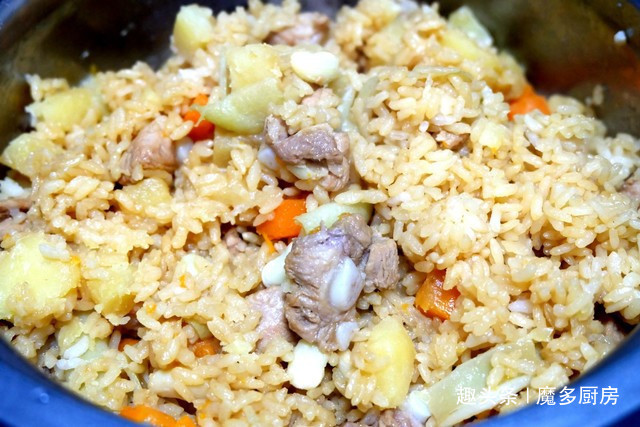  食材|电饭锅只蒸白米饭太浪费，4种食材和大米同煮，有肉有菜香喷喷