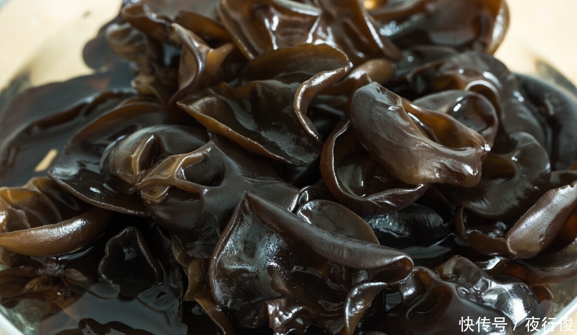 牢记|泡木耳时,牢记3个技巧,3分钟全泡开,木耳又大又干净