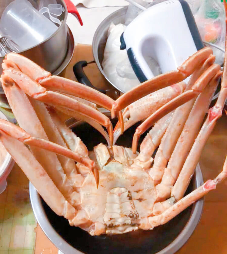 真肥|花150元买的一只螃蟹,真肥,还以为赚到,煮后掰开没勇气下嘴