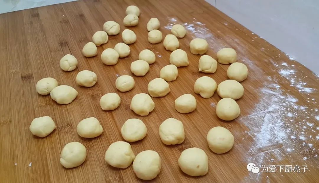 简单|红薯这么做太香了，加1碗面粉，个个松软香甜，出锅孩子们全抢光