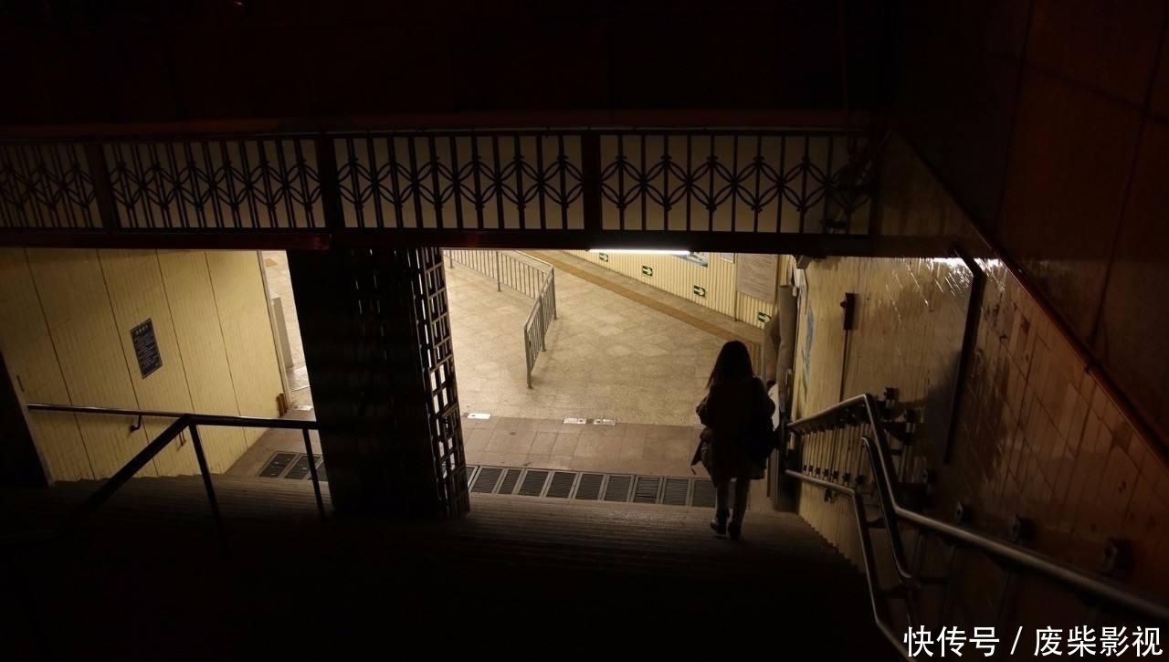  敲门|女孩深夜回家遭陌生男子尾随，惊慌脱险后，男子敲门：能约你吗？