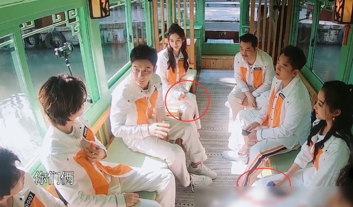  同款|奔跑吧baby和关晓彤穿同款衣服，坐姿却大不相同，女神和女汉子的区别