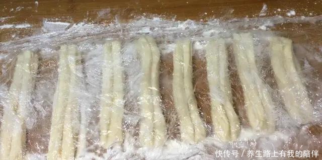 失败|炸油条有人用泡打粉,有人用酵母粉都不对,教你正确做法,零失败