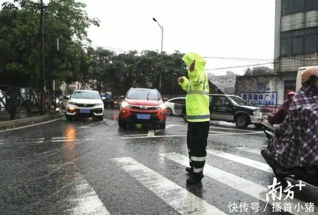 风雨|护航卫士阳东交警风雨中道道荧光绿照亮前路