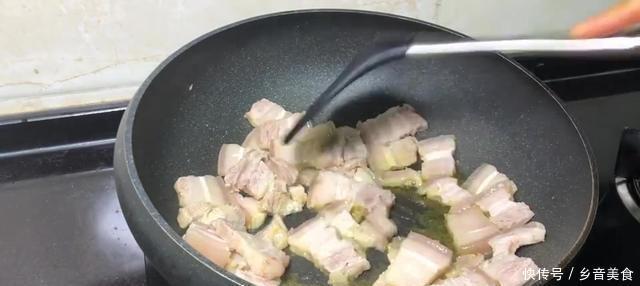 红薯|别再做红烧猪肉了,加一碗红薯粉,可以改善猪肉的口感