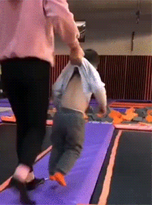 GIF|搞笑GIF:姑娘一回头,吓死了一头牛