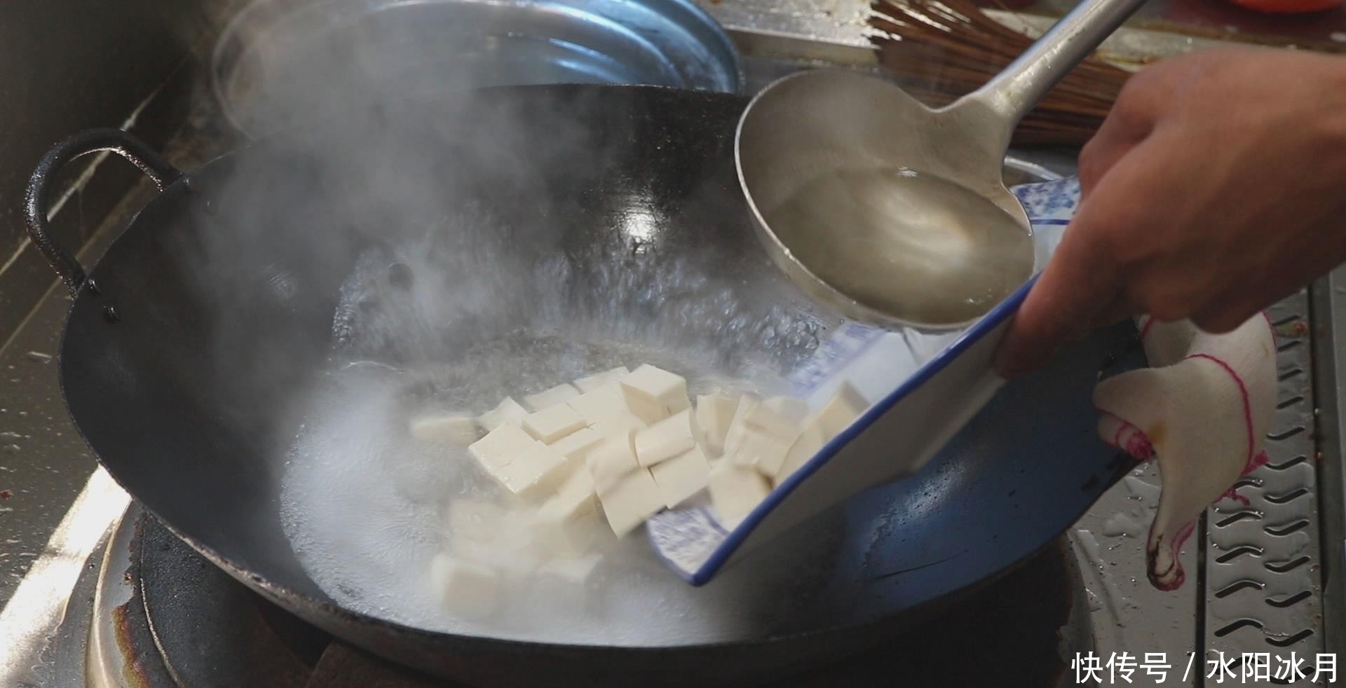 豆腐|大厨分享“剁椒豆腐”的家常做法,开胃下饭,滑嫩入味,越吃越香