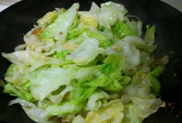 手撕包菜的时|做手撕包菜时,别傻傻直接下锅炒,多做这一步,鲜嫩爽口又美味
