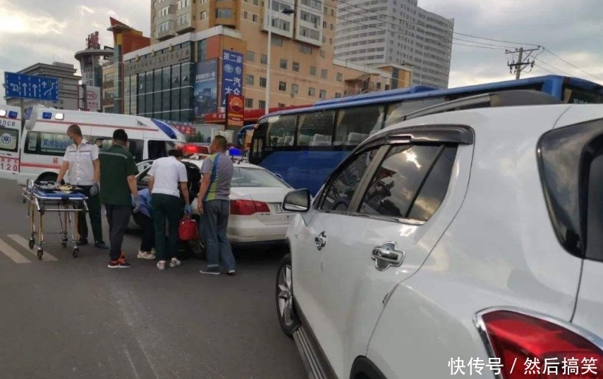 做法|司机停车礼让，遭3名女子戏耍扣三分，交警做法获老百姓支持