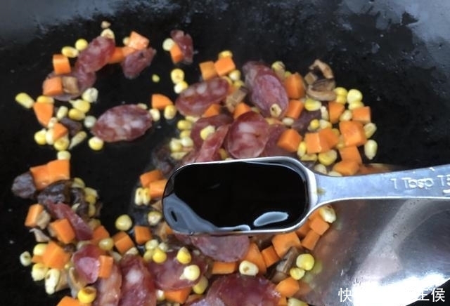 腊肠焖饭|天冷米饭最爱此样做,饭菜一锅端,热乎乎香喷喷,营养好吃又省事