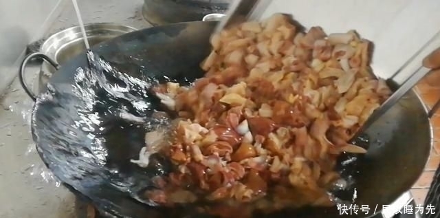 下入锅中|淮扬菜大厨改良员工餐将香菇烧鸡这么做,鲜香微辣,开胃下饭