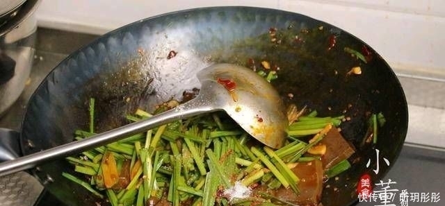  韭菜炒鸭血|一把韭菜和一块鸭血。如果再加上这一步，鸭血就不会散了