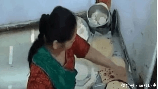  厨房|女服务员主动要求加班, 老板在厨房看到这一幕怒了, 随后果断报警