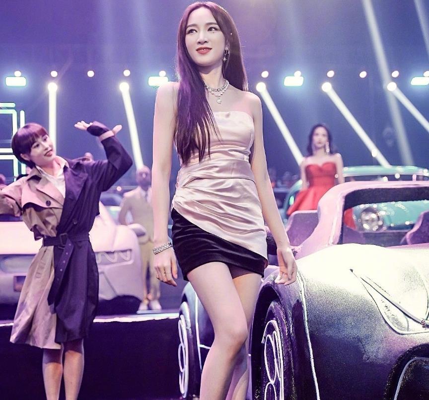  818晚会|湖南卫视晚会引争议，孟佳被区别待遇，运镜还从女艺人裙下拍起