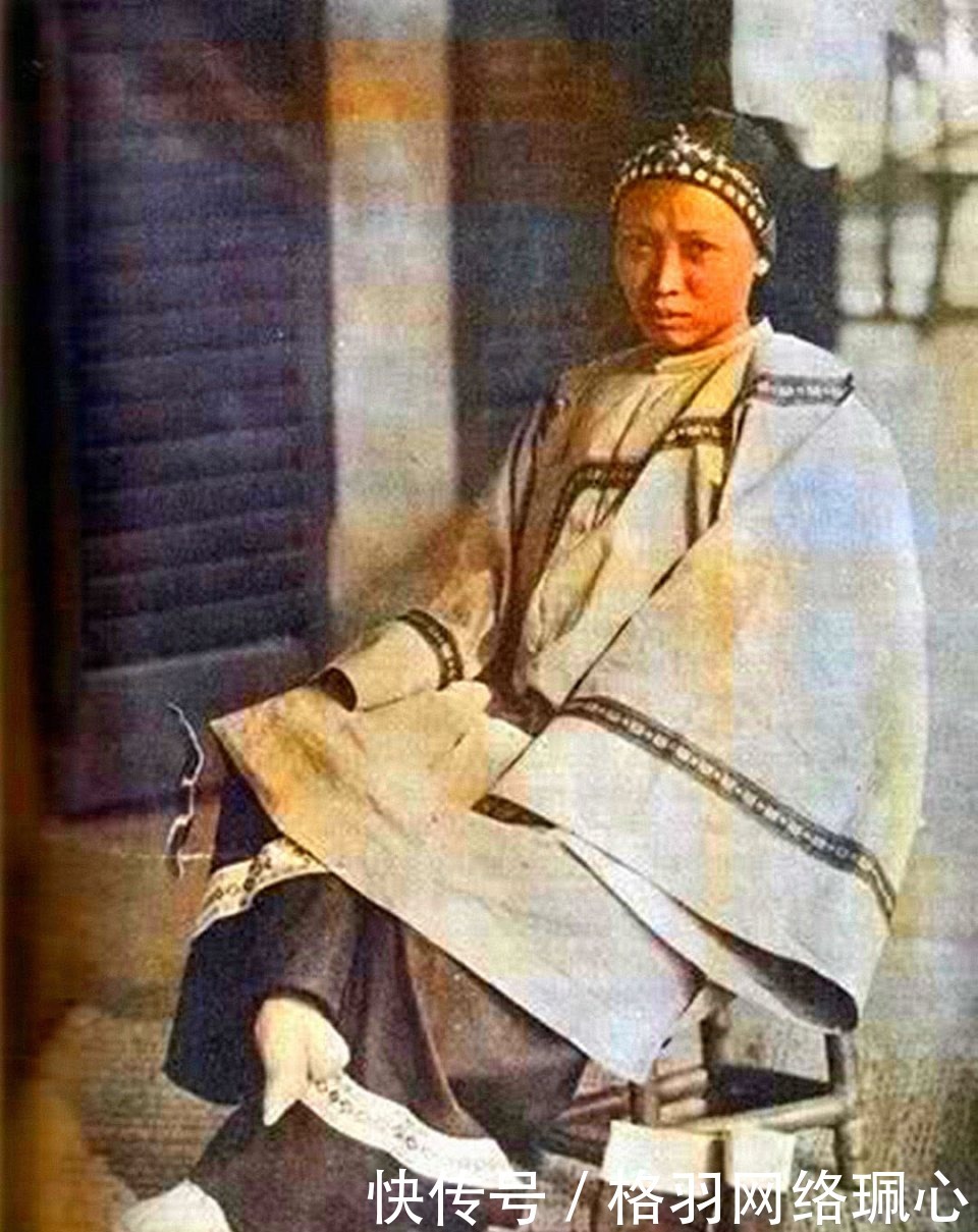 合影|清朝彩色老照片：“巨人”男子娶娇妻，溥仪西装与三位美女合影