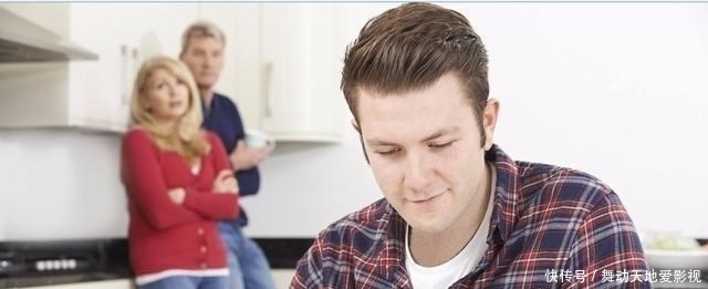 生活|两代人都在啃老,六旬老人无奈抹泪,年轻人却偏偏不以为然