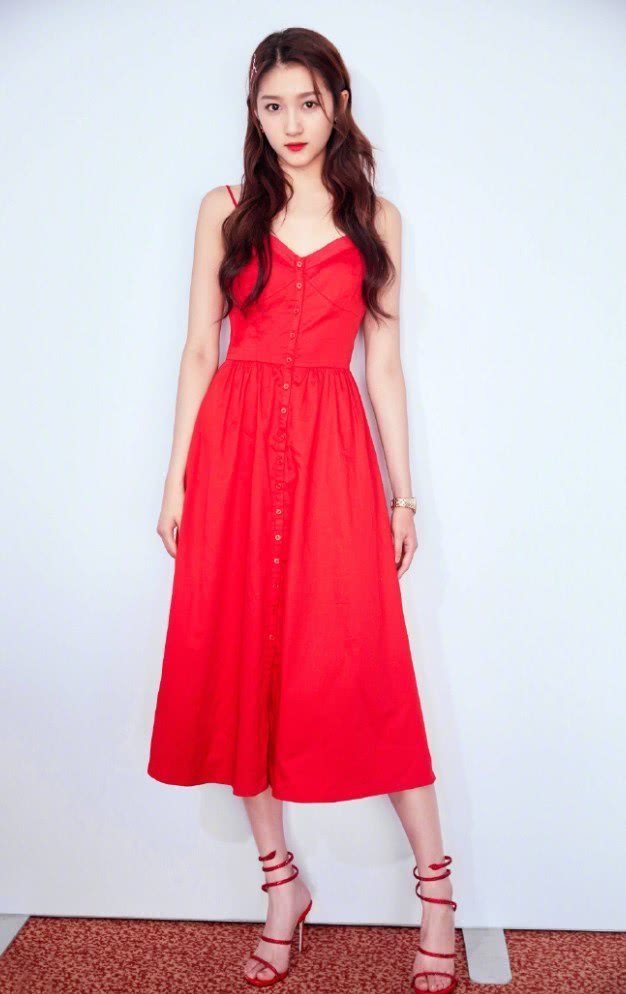 显她身材|今天才知关晓彤腿这么逆天,敢只穿无痕健美裤走机场,外裤也不搭