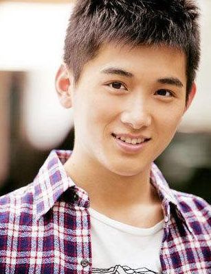  成龙|他12岁被成龙欣赏，却因甄嬛传走红，如今三十多岁依旧单身