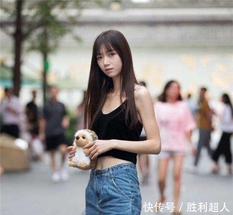 活泼开朗|街拍:活泼开朗的小姐姐,吊脖上衣配短裤,好吸睛